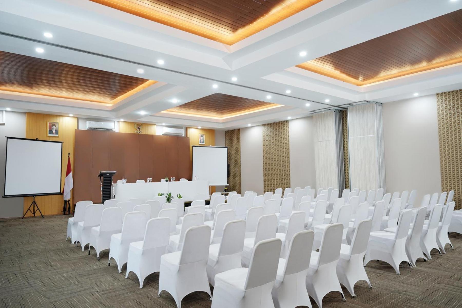 Front One Hotel Sragen Exterior foto