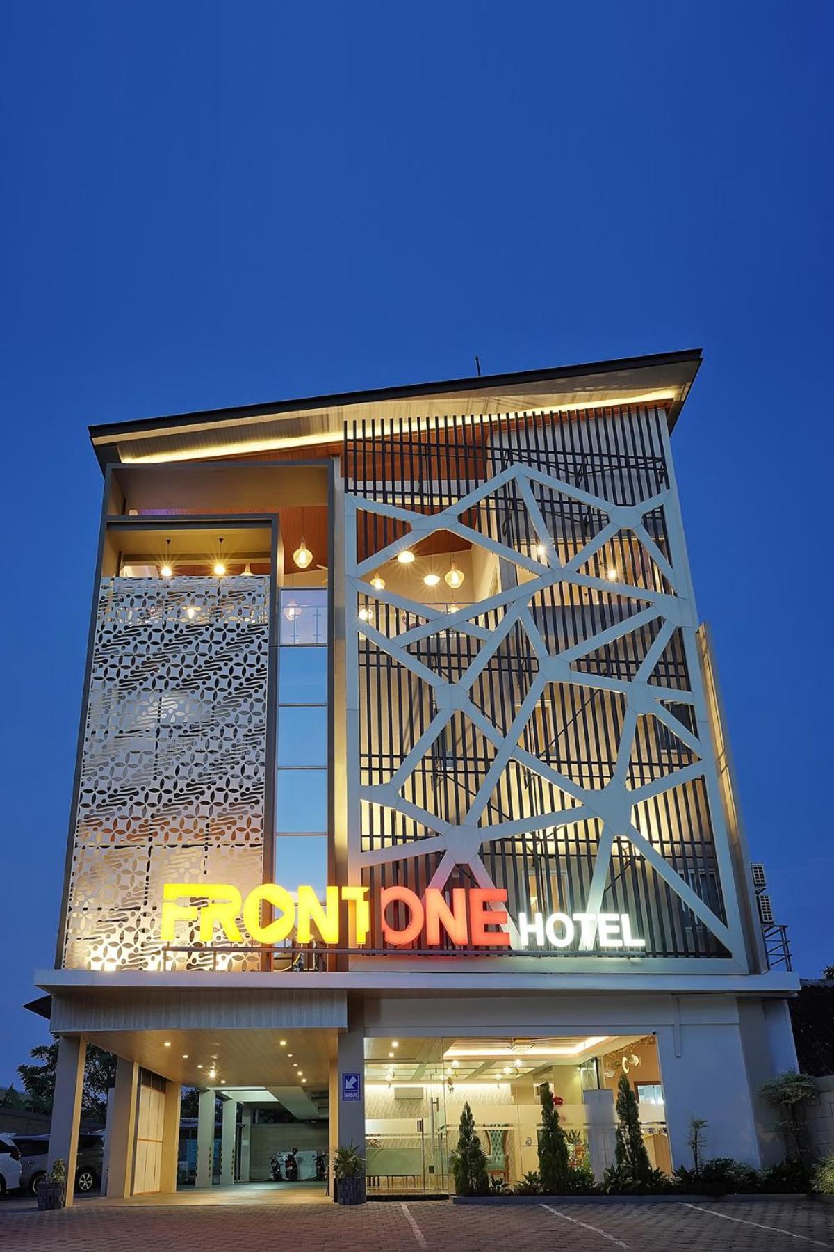 Front One Hotel Sragen Exterior foto