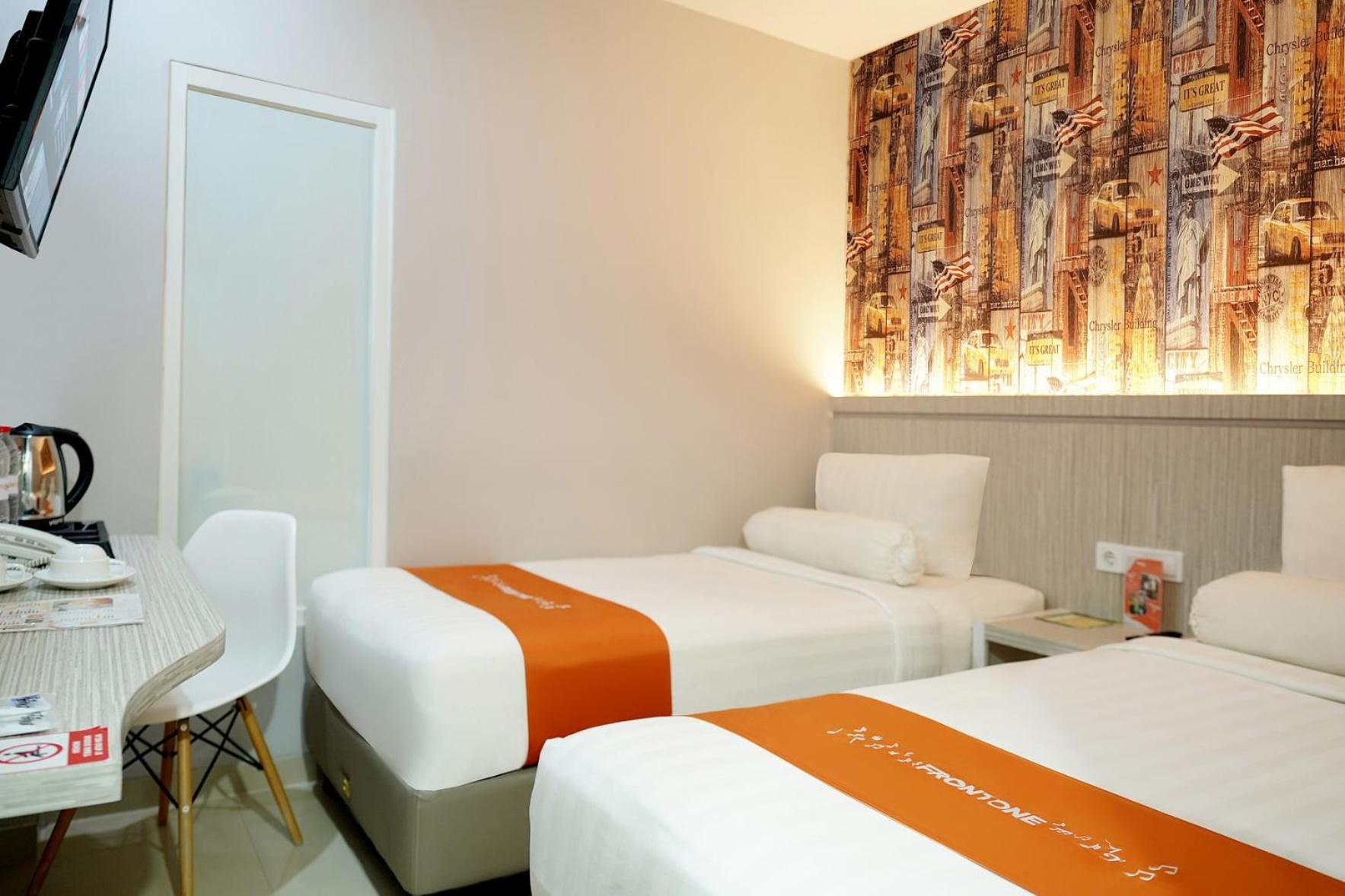 Front One Hotel Sragen Exterior foto